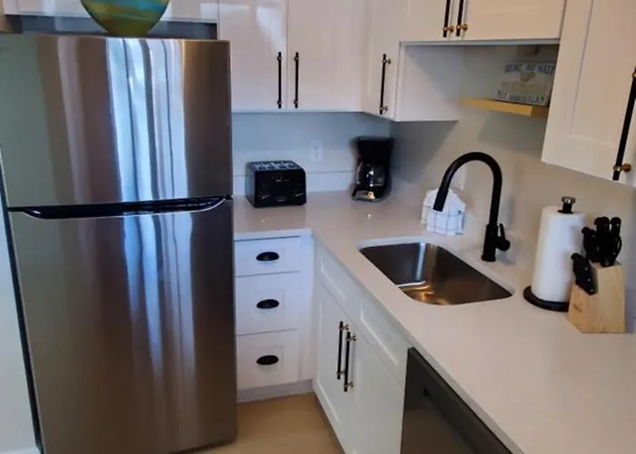 No Shoes Required Newly Renovated Retreat With Heated Pool Steps To White Sandy Beaches Of The Gulf Coast Aparthotel