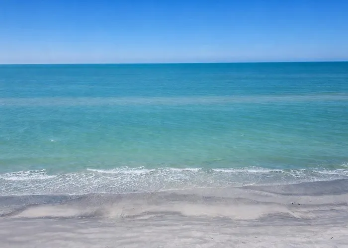 No Shoes Required Newly Renovated Retreat With Heated Pool Steps To White Sandy Beaches Of The Gulf Coast Aparthotel 3*