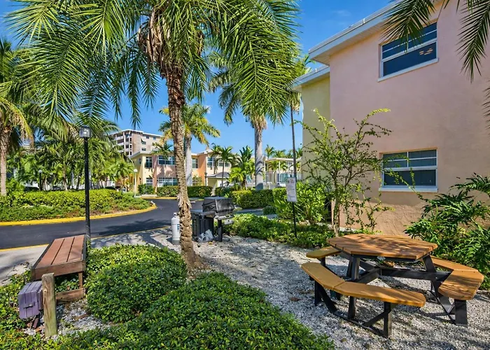No Shoes Required Newly Renovated Retreat With Heated Pool Steps To White Sandy Beaches Of The Gulf Coast Aparthotel